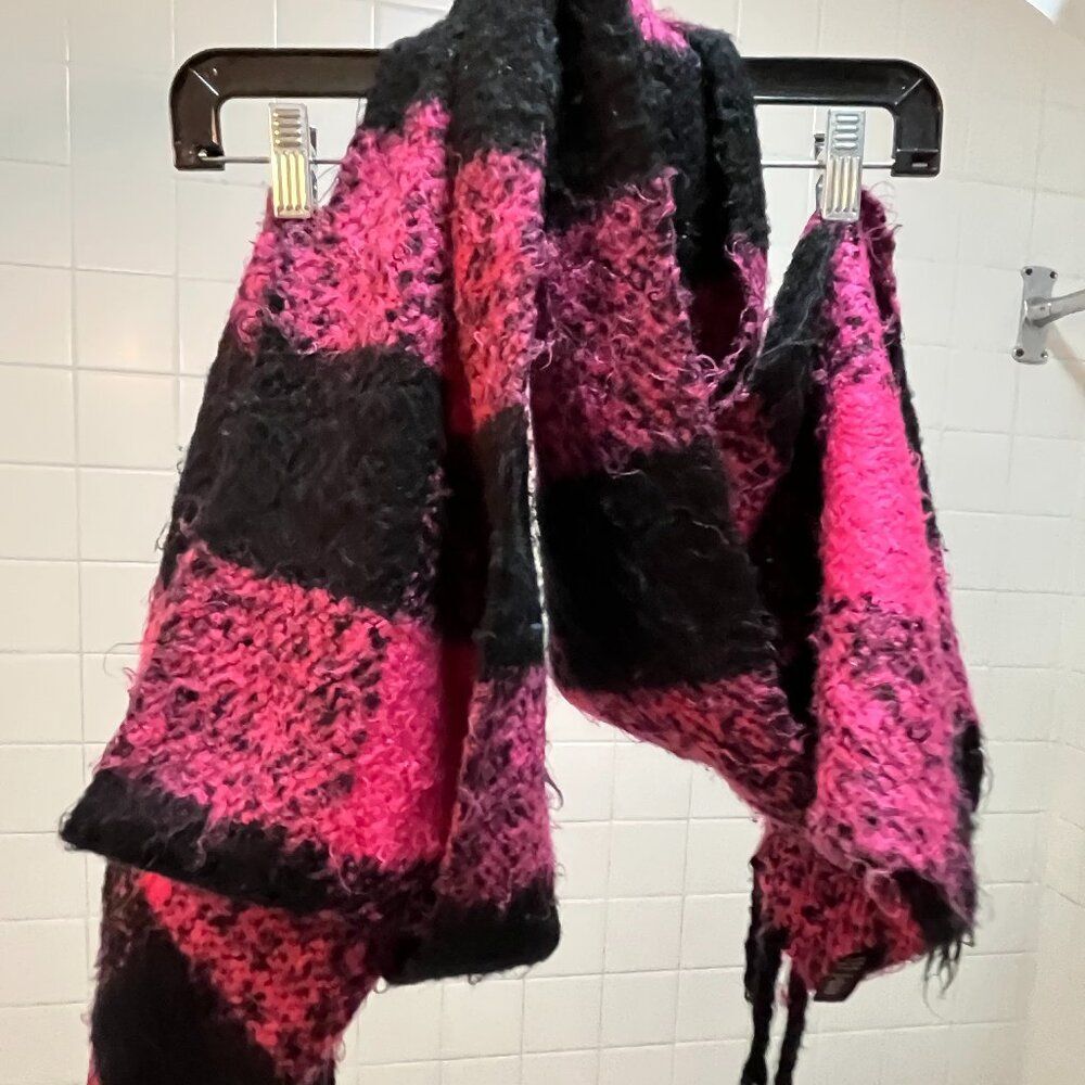 Victoria's Secret Pink & Black Oversize Check Scarft w. Fringe